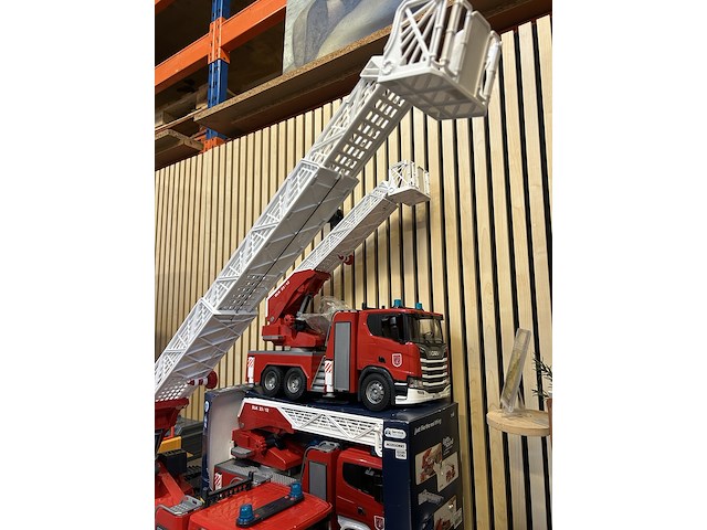 4x speelgoed (3x scania brandweerladderwagen, 1x volvo graafmachine) bruder - afbeelding 8 van  10