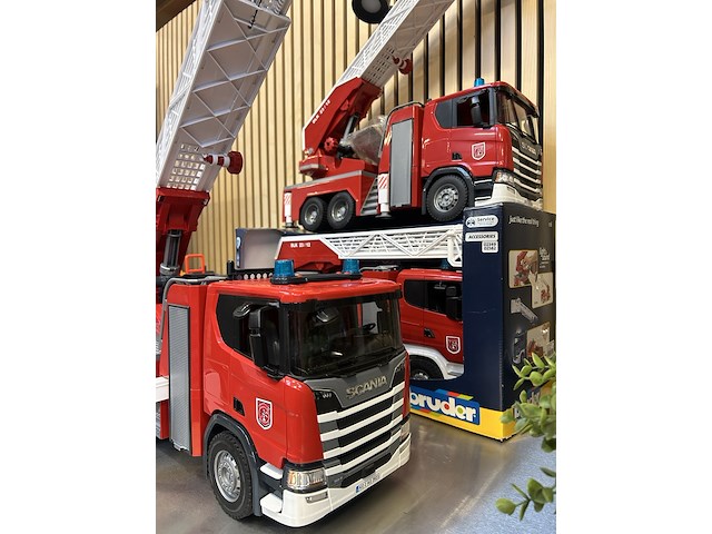 4x speelgoed (3x scania brandweerladderwagen, 1x volvo graafmachine) bruder - afbeelding 9 van  10