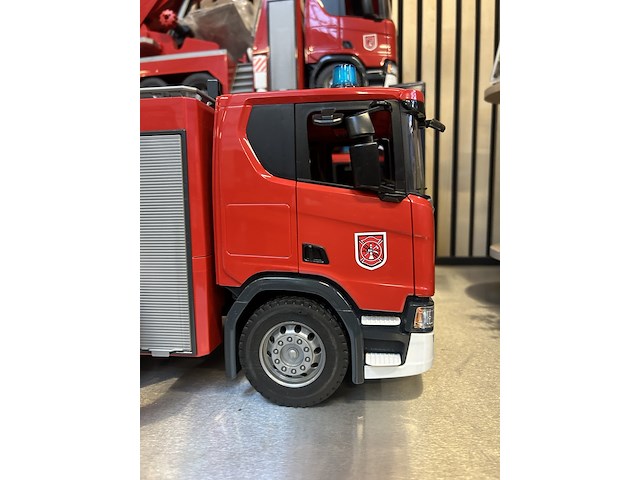 4x speelgoed (3x scania brandweerladderwagen, 1x volvo graafmachine) bruder - afbeelding 10 van  10