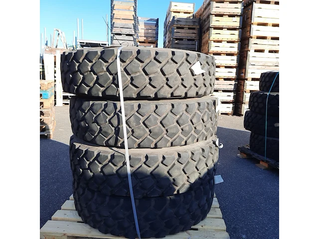 4x vrachtwagenband michelin, xzl - afbeelding 1 van  8