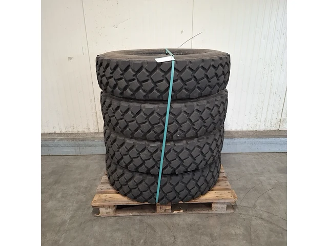 4x vrachtwagenband, michelin - afbeelding 1 van  5