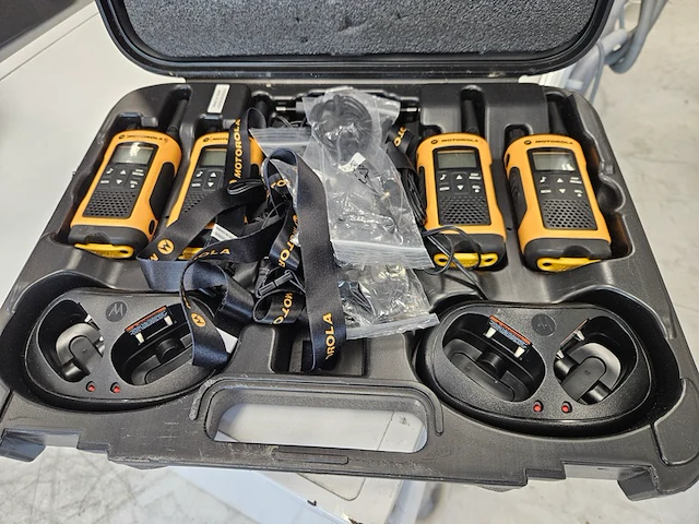 4x waterbestendige portofoonset motorola, tlkr t80 extreme. , geel - afbeelding 3 van  7