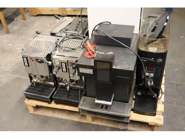 5 diverse koffiemachines en 1 warmtehouder - afbeelding 1 van  6