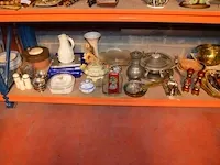 5 koperen steelpannetjes, 5 onderzet borden, tinnen schaal met deksel, koperen pot, koffiekan, enz