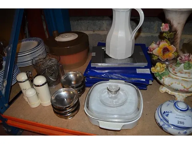 5 koperen steelpannetjes, 5 onderzet borden, tinnen schaal met deksel, koperen pot, koffiekan, enz - afbeelding 3 van  7