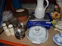 5 koperen steelpannetjes, 5 onderzet borden, tinnen schaal met deksel, koperen pot, koffiekan, enz - afbeelding 3 van  7