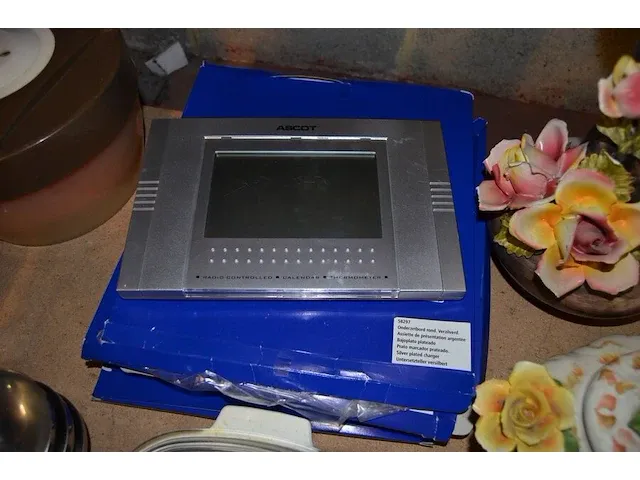 5 koperen steelpannetjes, 5 onderzet borden, tinnen schaal met deksel, koperen pot, koffiekan, enz - afbeelding 4 van  7