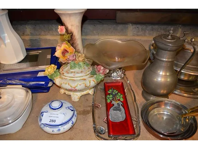 5 koperen steelpannetjes, 5 onderzet borden, tinnen schaal met deksel, koperen pot, koffiekan, enz - afbeelding 5 van  7