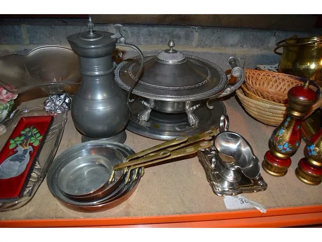 5 koperen steelpannetjes, 5 onderzet borden, tinnen schaal met deksel, koperen pot, koffiekan, enz - afbeelding 6 van  7