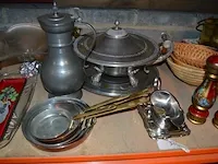 5 koperen steelpannetjes, 5 onderzet borden, tinnen schaal met deksel, koperen pot, koffiekan, enz - afbeelding 6 van  7