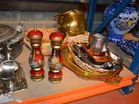 5 koperen steelpannetjes, 5 onderzet borden, tinnen schaal met deksel, koperen pot, koffiekan, enz - afbeelding 7 van  7