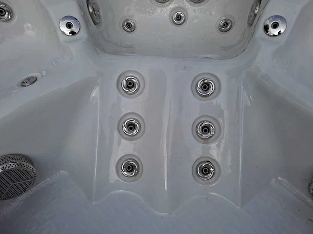 5 persoons jacuzzi en buitenspa - afbeelding 3 van  24