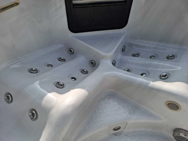 5 persoons jacuzzi en buitenspa - afbeelding 6 van  24