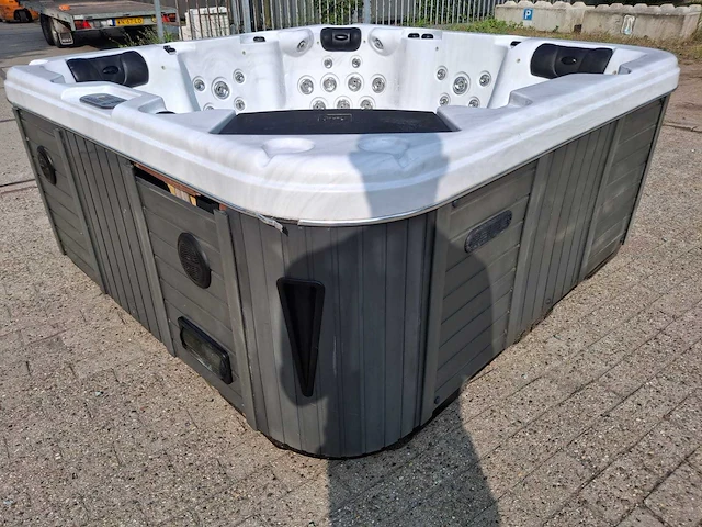 5 persoons jacuzzi en buitenspa - afbeelding 8 van  24