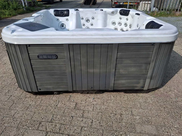 5 persoons jacuzzi en buitenspa - afbeelding 9 van  24