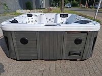 5 persoons jacuzzi en buitenspa - afbeelding 17 van  24