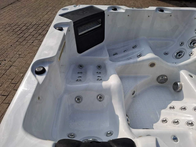 5 persoons jacuzzi en buitenspa - afbeelding 12 van  24