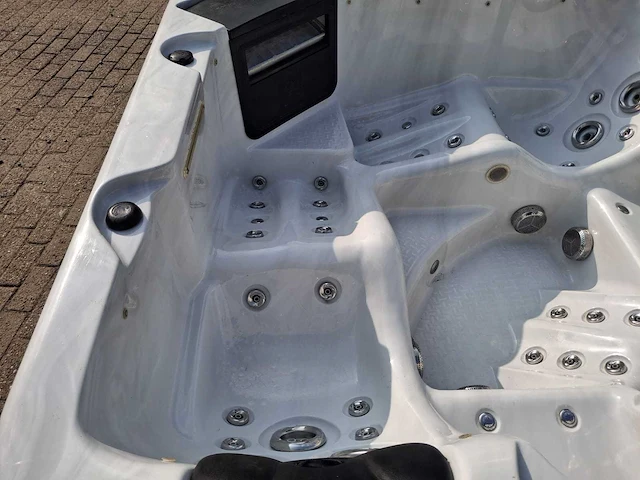 5 persoons jacuzzi en buitenspa - afbeelding 18 van  24