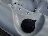 5 persoons jacuzzi en buitenspa - afbeelding 23 van  24