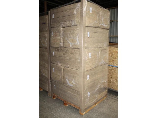 50 verpakkingen hennepvezelisolatie 57 x 120 x 9.5 cm (34.5 m2) met isolatiewaarde rs 2.4 op vier pallets. - afbeelding 5 van  6