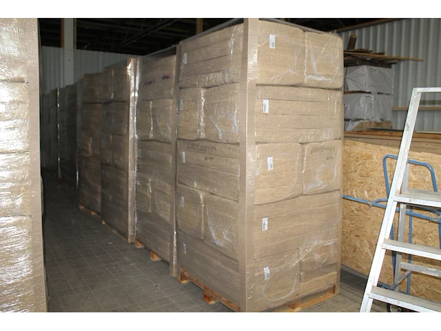 51 verpakkingen hennepvezelisolatie 57 x 120 x 9.5 cm (34.5 m2) met isolatiewaarde rs 2.4 op vier pallets. - afbeelding 1 van  6
