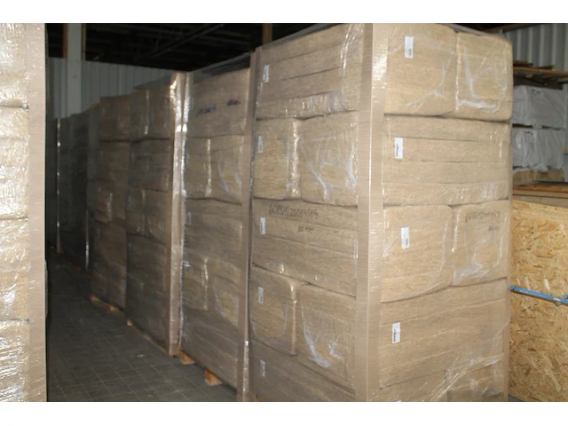 51 verpakkingen hennepvezelisolatie 57 x 120 x 9.5 cm (34.5 m2) met isolatiewaarde rs 2.4 op vier pallets. - afbeelding 3 van  6