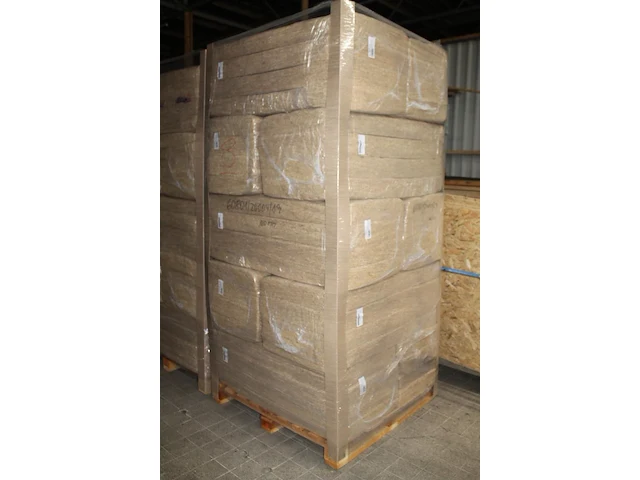 51 verpakkingen hennepvezelisolatie 57 x 120 x 9.5 cm (34.5 m2) met isolatiewaarde rs 2.4 op vier pallets. - afbeelding 5 van  6