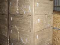 51 verpakkingen hennepvezelisolatie 57 x 120 x 9.5 cm (34.5 m2) met isolatiewaarde rs 2.4 op vier pallets. - afbeelding 5 van  6