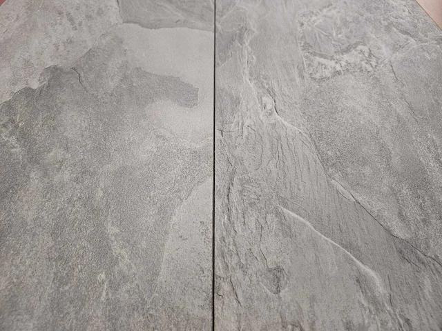 52 m2 laminaat tegel - 635 x 327 x 8 mm - afbeelding 1 van  3