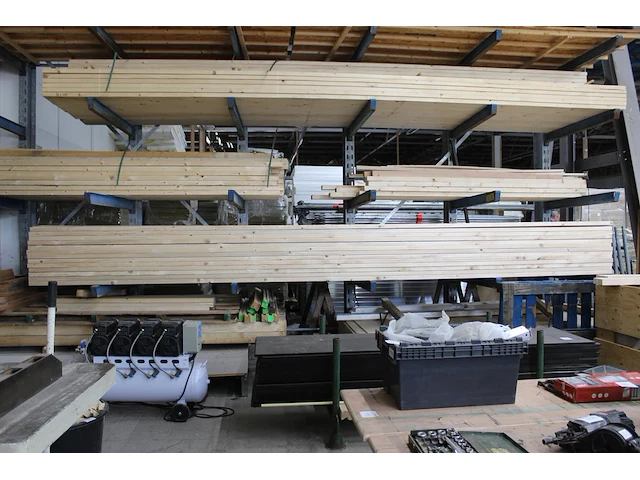 52 vurenhouten geschaafde balken 38 x 285 mm met lengte 540 cm. - afbeelding 1 van  3