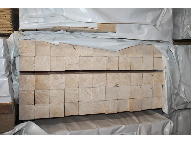 55 vurenhouten geschaafde balken 95 x 95 mm en lengte 300 cm (1,489 m3). let op! kavel is onderdeel van com... onderdeel van combinatiekavel combinatiekavel van kavels b246 t/m b250 zijnde 275 vurenhouten geschaafde balken 95 x 95 mm en lengte 300 cm (1,489 m3). - afbeelding 2 van  3