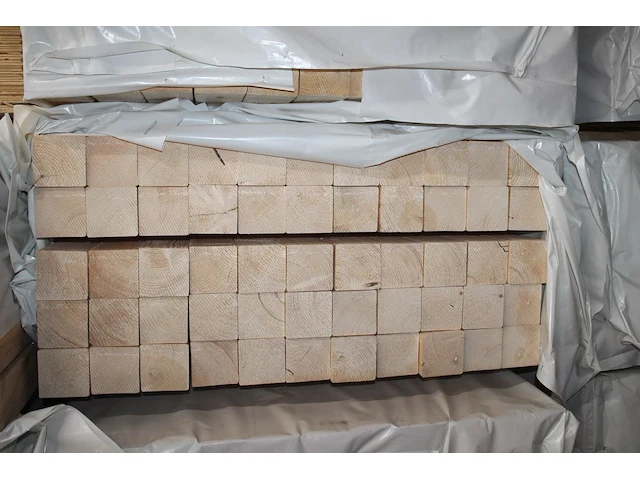 55 vurenhouten geschaafde balken 95 x 95 mm en lengte 300 cm (1,489 m3). let op! kavel is onderdeel van com... onderdeel van combinatiekavel combinatiekavel van kavels b246 t/m b250 zijnde 275 vurenhouten geschaafde balken 95 x 95 mm en lengte 300 cm (1,489 m3). - afbeelding 2 van  3