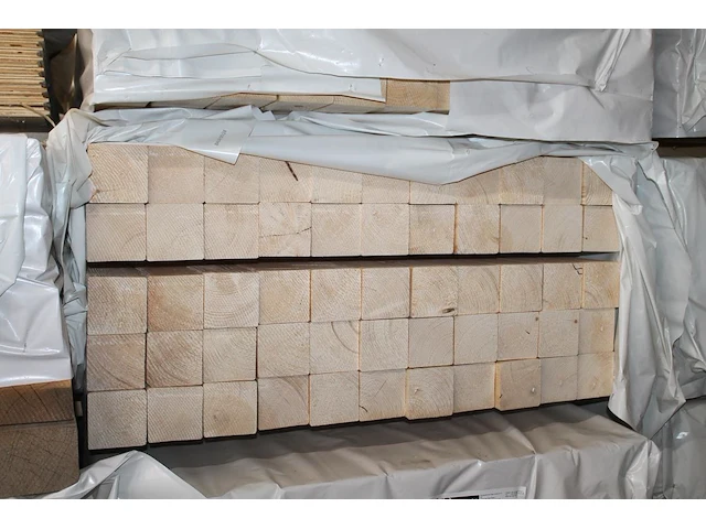 55 vurenhouten geschaafde balken 95 x 95 mm en lengte 300 cm (1,489 m3). let op! kavel is onderdeel van com... onderdeel van combinatiekavel combinatiekavel van kavels b246 t/m b250 zijnde 275 vurenhouten geschaafde balken 95 x 95 mm en lengte 300 cm (1,489 m3). - afbeelding 1 van  2