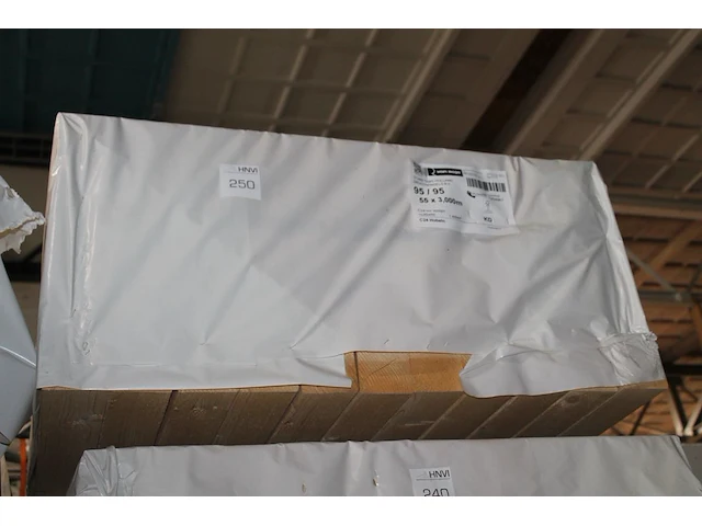 55 vurenhouten geschaafde balken 95 x 95 mm en lengte 300 cm (1,489 m3). let op! kavel is onderdeel van com... onderdeel van combinatiekavel combinatiekavel van kavels b246 t/m b250 zijnde 275 vurenhouten geschaafde balken 95 x 95 mm en lengte 300 cm (1,489 m3). - afbeelding 1 van  3