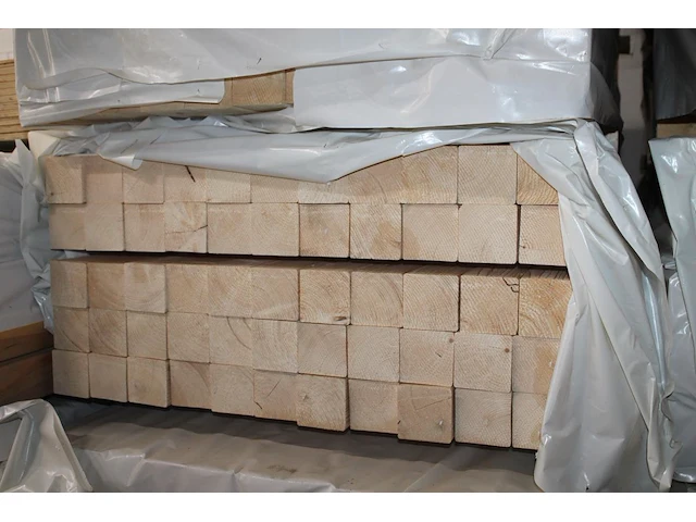 55 vurenhouten geschaafde balken 95 x 95 mm en lengte 300 cm (1,489 m3). let op! kavel is onderdeel van com... onderdeel van combinatiekavel combinatiekavel van kavels b246 t/m b250 zijnde 275 vurenhouten geschaafde balken 95 x 95 mm en lengte 300 cm (1,489 m3). - afbeelding 2 van  3