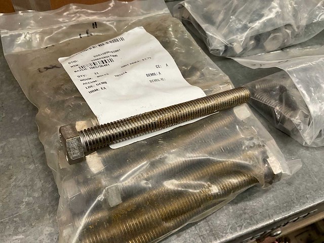 5/8-11x6” bolts (31x) - afbeelding 1 van  3