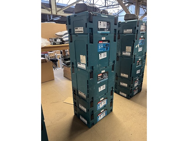 5x bouwgereedschap, 1x 18v accu, 1x lader, m-boxen makita, 1x djv182zj, 1x dhr242zjv, 1x dhs630zj, 2x ddf484rt3j - afbeelding 1 van  6