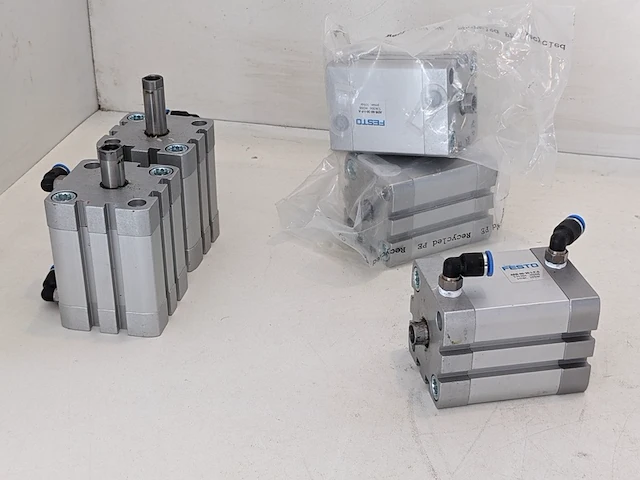 5x compacte cilinder festo, adn-40-30-i-p-a - afbeelding 1 van  8