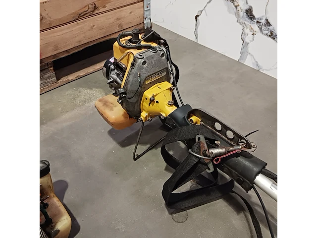 5x divers tuingereedschap, o.a. stihl, husqvarna en kawasaki - afbeelding 12 van  13