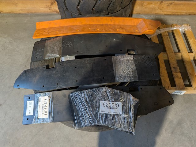 5x industriële band en diverse onderdelen, o.a. kenda, bkt & hankook - afbeelding 5 van  17