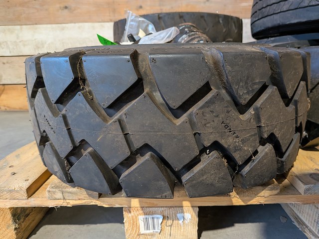 5x industriële band en diverse onderdelen, o.a. kenda, bkt & hankook - afbeelding 12 van  17