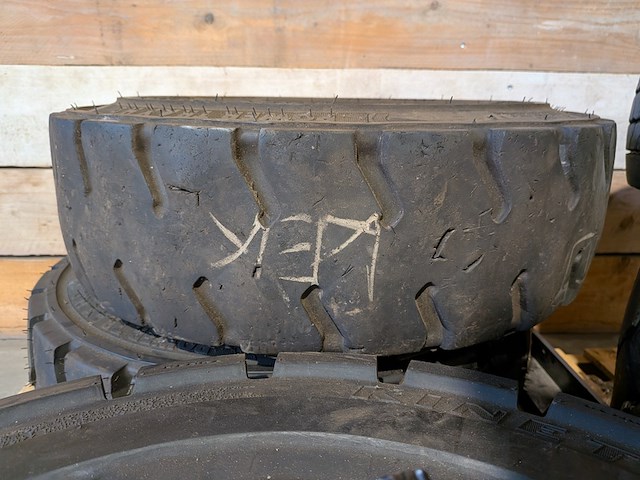 5x industriële band en diverse onderdelen, o.a. kenda, bkt & hankook - afbeelding 14 van  17