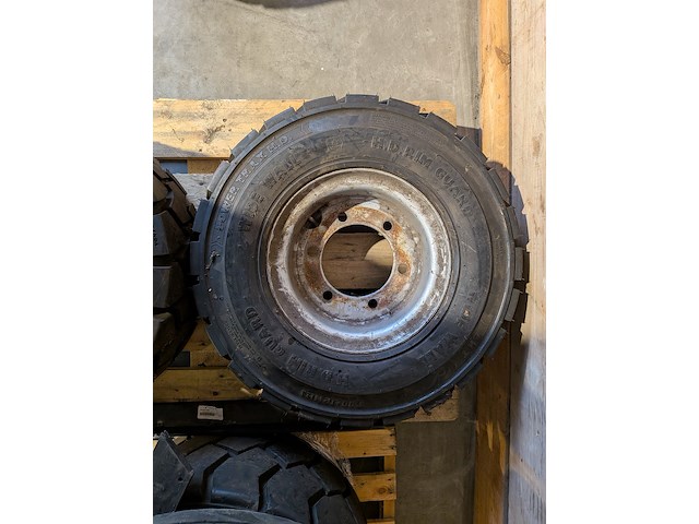 5x industriële band en diverse onderdelen, o.a. kenda, bkt & hankook - afbeelding 15 van  17