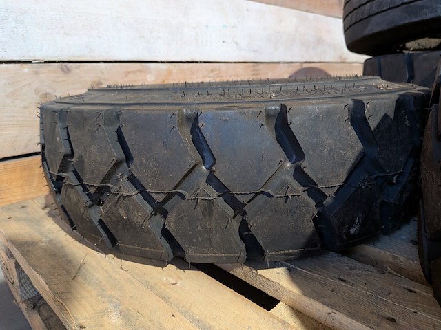 5x industriële band en diverse onderdelen, o.a. kenda, bkt & hankook - afbeelding 16 van  17