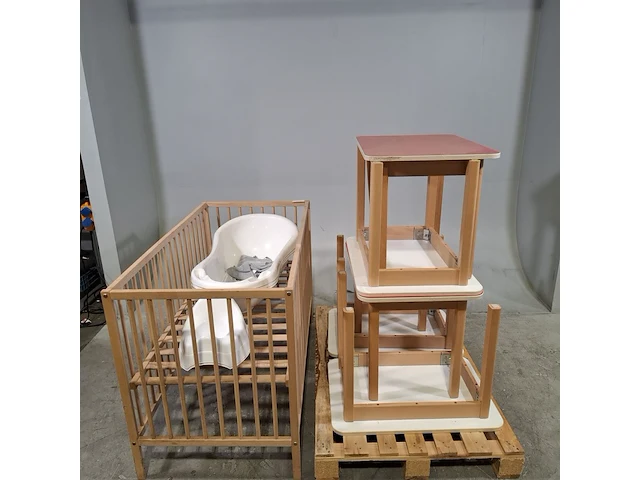 5x kindertafel, ledikant en 3x babybadje - afbeelding 1 van  8