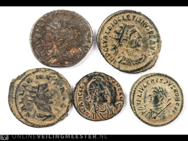 5x romeinse munten (o.a.. zilver) , 2e-4e eeuw na christus - afbeelding 1 van  2