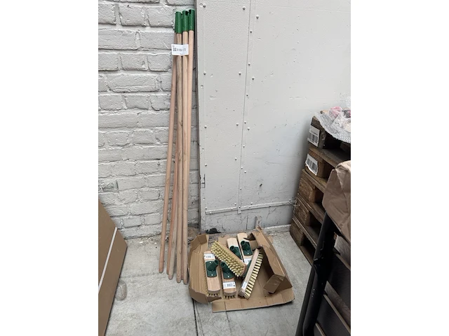 5x schrobbezem met steel - afbeelding 1 van  3