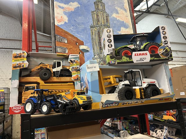 5x speelgoed w.o. claas tractor, liebherr graafmachine bruder, happy people - afbeelding 1 van  3