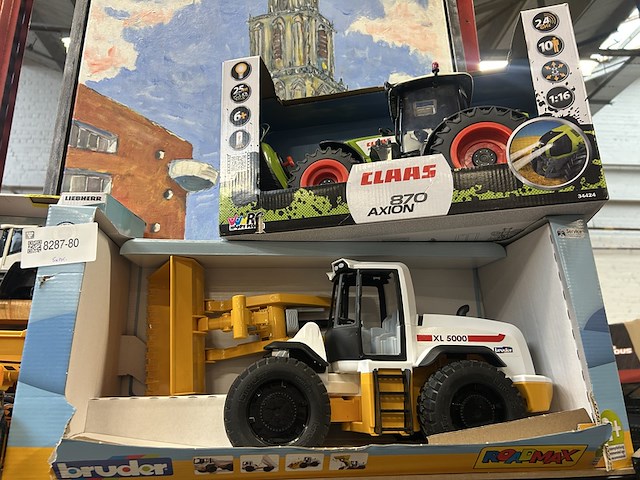 5x speelgoed w.o. claas tractor, liebherr graafmachine bruder, happy people - afbeelding 3 van  3