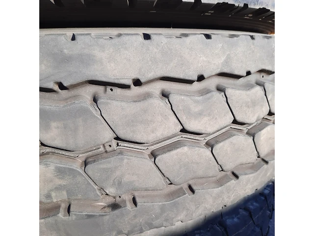 5x vrachtwagenband michelin, x-works - afbeelding 8 van  10